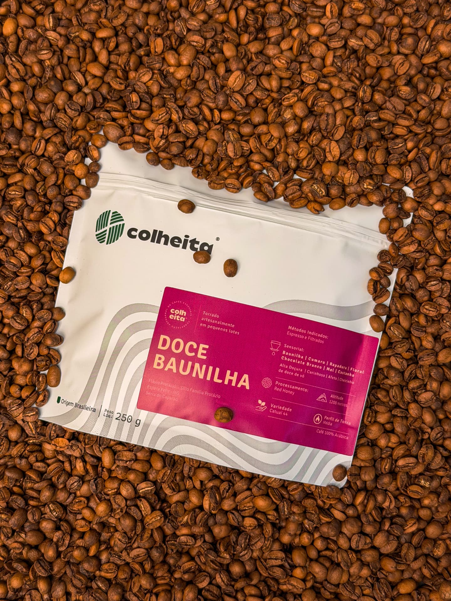 Pacote Doce Baunilha da Colheita sobre grãos torrados