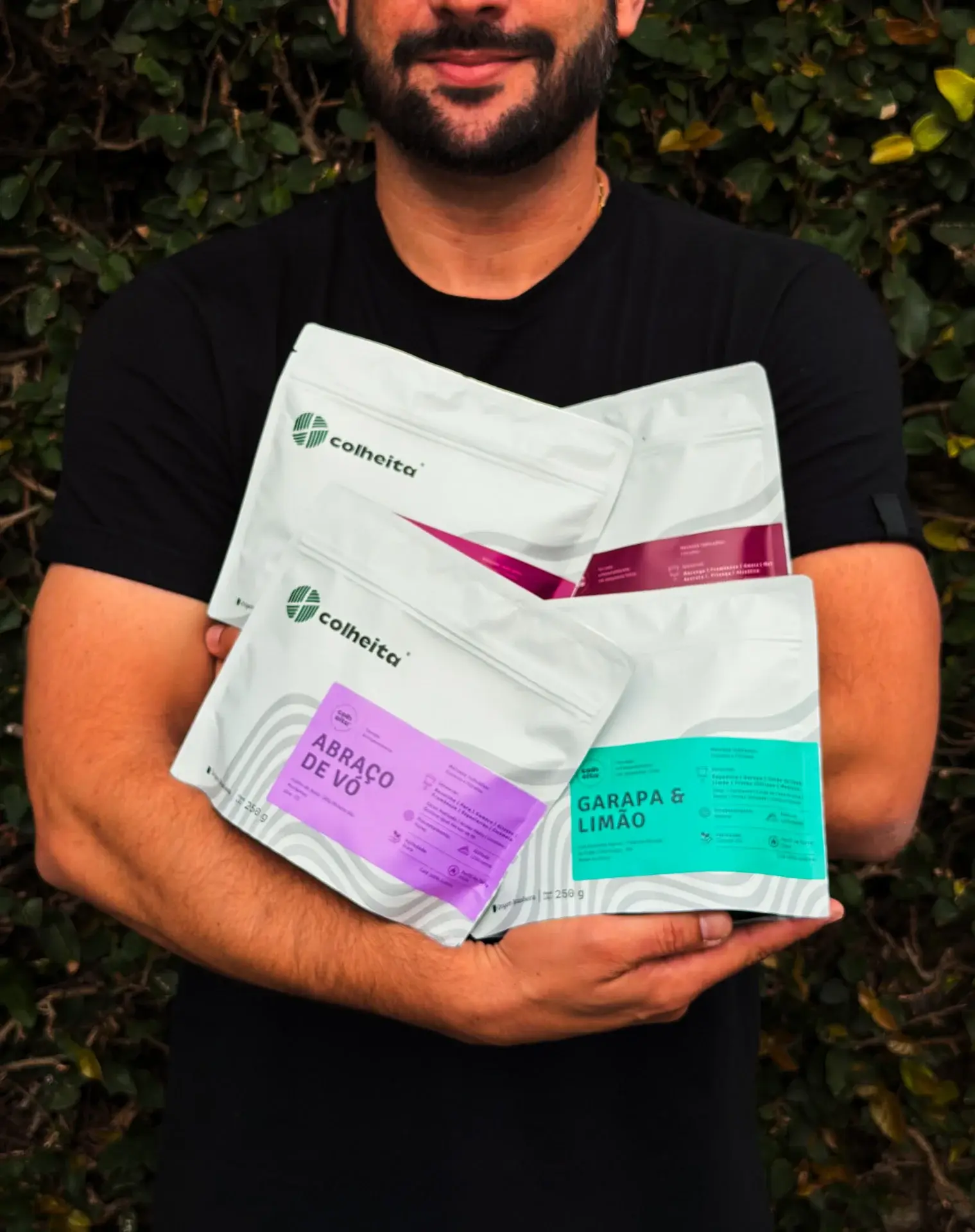 Joabe Dutra segurando pacotes de cafés especiais da Colheita